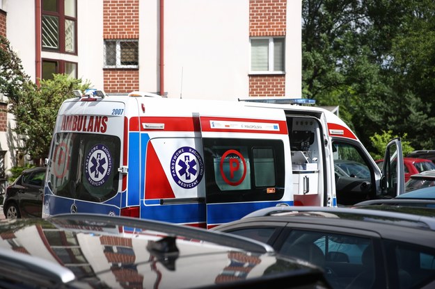 Ambulans przed blokiem w Krakowie, w którym znaleziono ciała dwóch osób /	Łukasz Gągulski /PAP