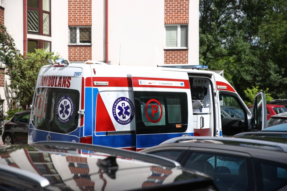 Ambulans przed blokiem w Krakowie, w którym znaleziono ciała dwóch osób /	Łukasz Gągulski /PAP