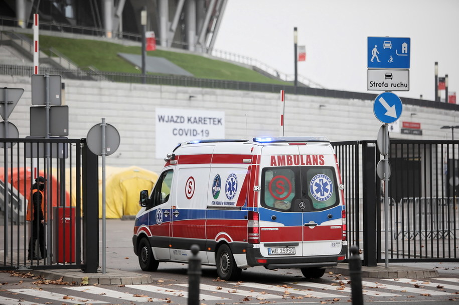 Ambulans przed stadionem PGE Narodowy w Warszawie / 	Leszek Szymański    /PAP