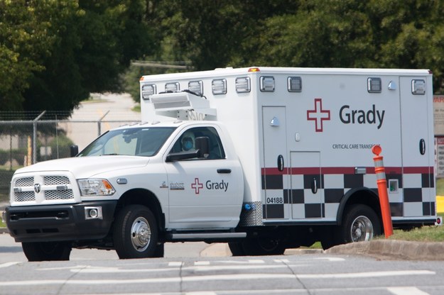 Ambulans przewozi zarażoną do szpitala /BRANDEN CAMP /PAP/EPA