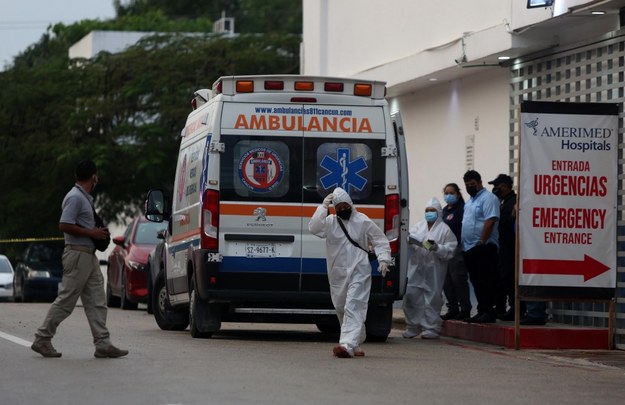 Ambulans przy wejściu do szpitala w Playa del Carmen /Alonso Cupul  /PAP/EPA