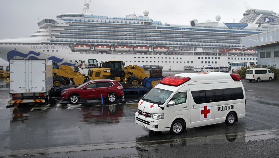 Ambulans przy wycieczkowcu Diamond Princess /FRANCK ROBICHON /PAP/EPA