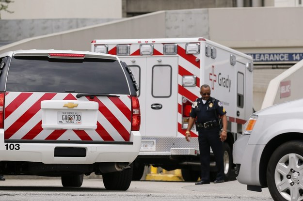 Ambulans wiezie do szpitala zarażonego lekarza Kenta Brantly'eja /ERIK S. LESSER PAP/EPA /PAP/EPA