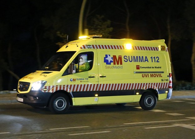 Ambulans wiozący zarażoną pielęgniarkę do szpitala /Alberto Martin /PAP/EPA