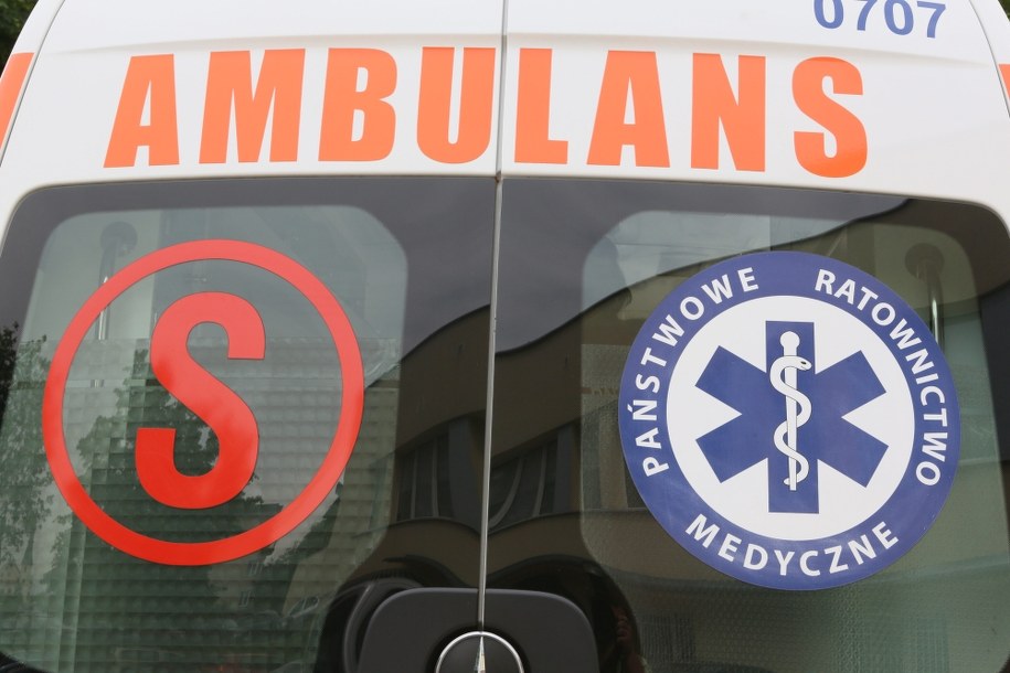 Zaatakował policjantów toporkiem. Z ranami ciętymi trafili do szpitala