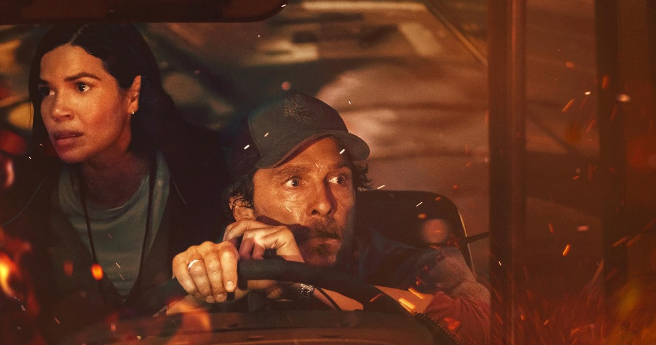 America Ferrera i Matthew McConaughey w filmie "Zaginiony autokar" /materiały prasowe