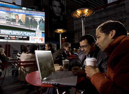 Amerykanie coraz częściej oglądają telewizję przez internet /AFP