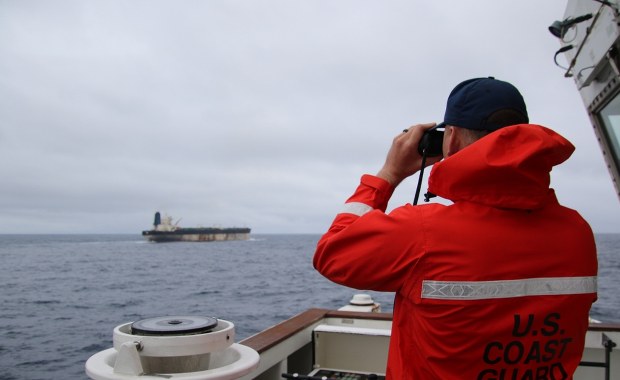 Amerykanie dopadli ścigany na Atlantyku tankowiec. Desant na statek