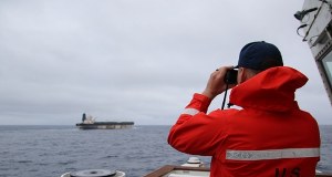 Amerykanie dopadli ścigany na Atlantyku tankowiec. Desant na statek