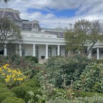 Amerykanie i turyści zwiedzają ogrody Białego Domu