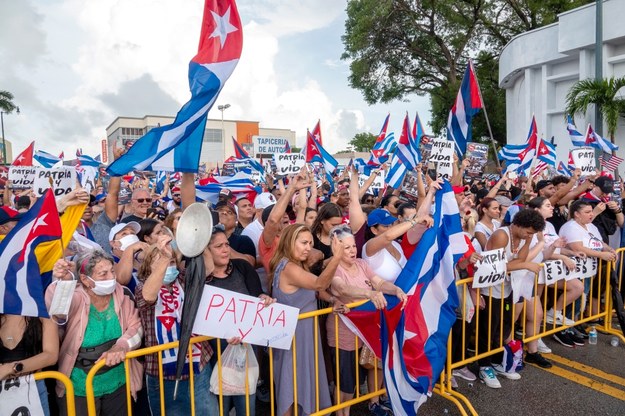 Amerykanie kubańscy biorą udział w demonstracji, aby wesprzeć protestujących na Kubie /CRISTOBAL HERRERA-ULASHKEVICH /PAP/EPA