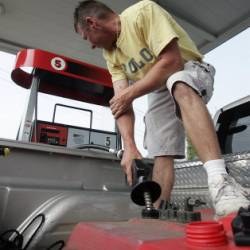 Amerykanie przyzwyczaili się do taniej benzyny /AFP
