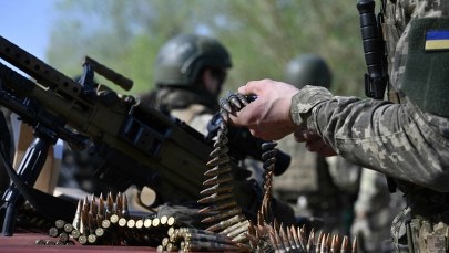 "Amerykanie robią prezent Rosjanom". Komandor Dura o ukraińskich brakach amunicji