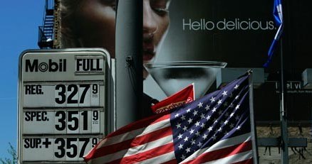 Amerykanie to prawdziwi pożeracze benzyny /AFP