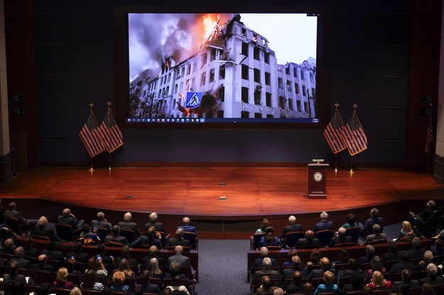 Amerykanie w czasie przemówienia mogli zobaczyć przejmujący film z tego, co dzieje się w ogarniętym wojną kraju. /Scott Applewhite /PAP/EPA