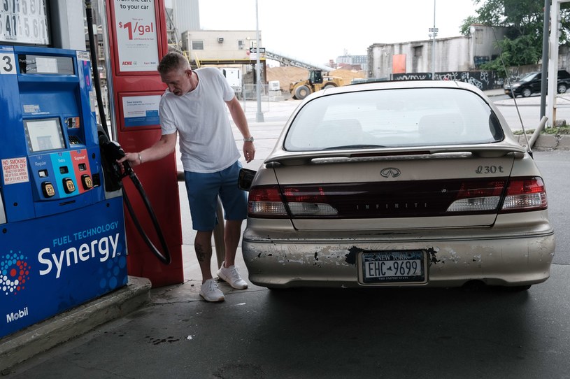Amerykanie wyjeżdżają ze stacji benzynowych z coraz bardziej nietęgimi minami /AFP