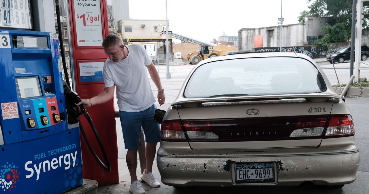 Amerykanie wyjeżdżają ze stacji benzynowych z coraz bardziej nietęgimi minami /AFP