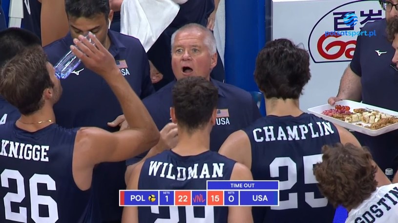 Amerykanie zajadający się przekąskami podczas przerwy w trakcie meczu Polska - USA. WIDEO