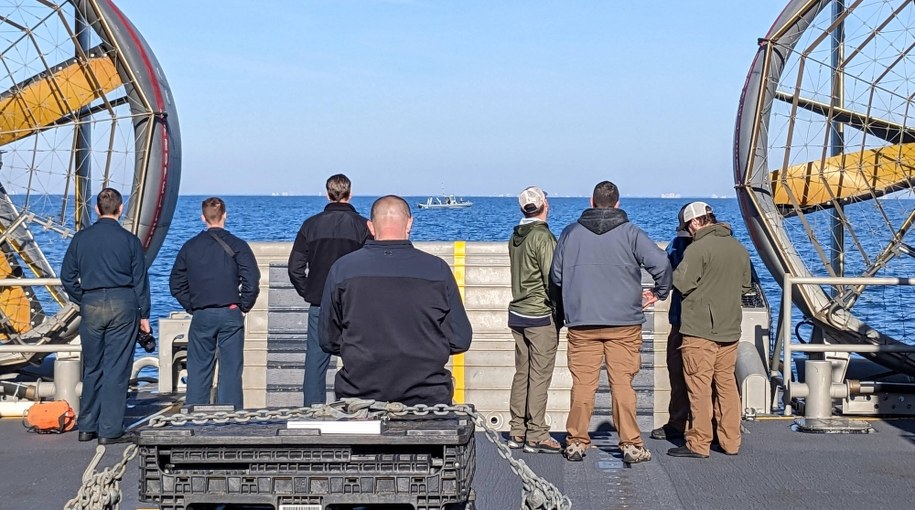 Amerykanie zbierający resztki zestrzelonego balona /FBI /PAP/EPA