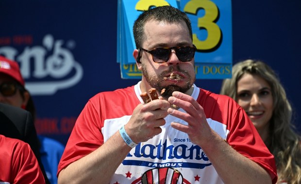 Amerykanin zjadł 58 hot dogów w 10 minut 