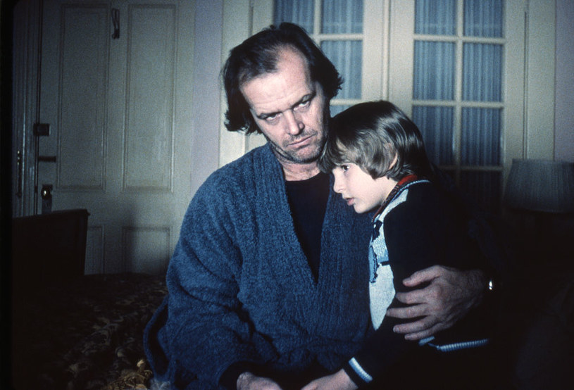 Amerykańscy aktorzy Jack Nicholson i Danny Lloyd na planie filmu Lśnienie, opartego na powieści Stephena Kinga, w reżyserii Stanleya Kubricka, fot. Sunset Boulevard / Contributor /Getty Images