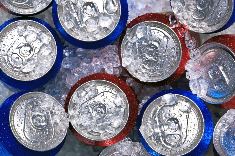 Amerykańscy badacze twierdzą, że nie powinniśmy popijać jedzenia słodkimi napojami gazowanymi /© Glowimages