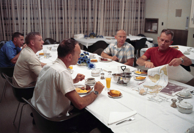 Amerykańscy kosmonauci na ostatni "ziemski" posiłek jedzą steka i jajka. Inżynierowie zajadają się orzeszkami /Getty Images