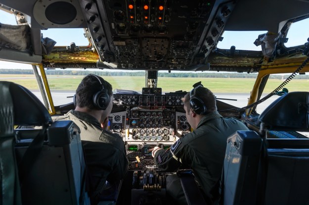 Amerykańscy piloci za sterami KC-135 Stratotanker /Jakub Kaczmarczyk /PAP