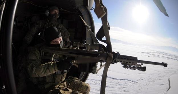Amerykańscy snajperzy ćwiczą nad Afganistanem.   Fot. Army /materiały prasowe