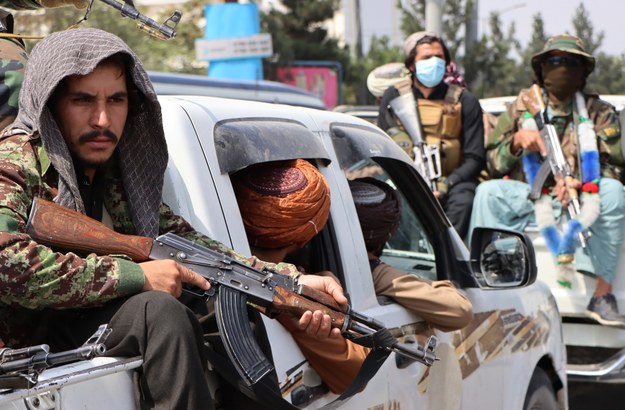 Amerykańscy wojskowi zawarli tajne porozumienie z talibami, w ramach którego islamiści odeskortowali na lotnisko w Kabulu setki obywateli USA /STRINGER /PAP/EPA