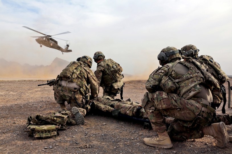 Amerykańscy żołnierze czekają na śmigłowiec ewakuacji medycznej /Getty Images/Flash Press Media