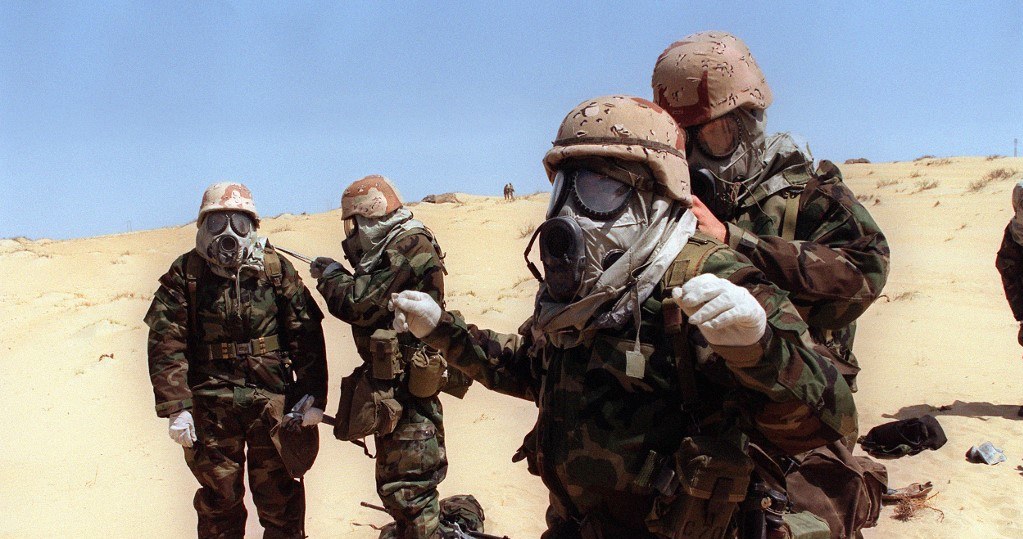 Amerykańscy żołnierze podczas zakładania kombinezonów i masek przeciwgazowych podczas operacji Pustynna Burza /AFP