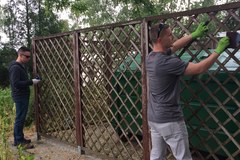 Amerykańscy żołnierze posprzątali ogród hospicjum w Licheniu