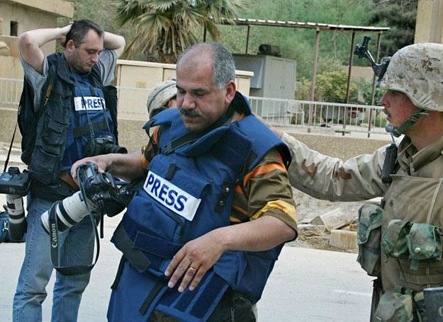 Amerykańscy żołnierze przeszukują fotoreporterów przed wejściem do hotelu Palestyna. Bagdad, 2003 r. /AFP