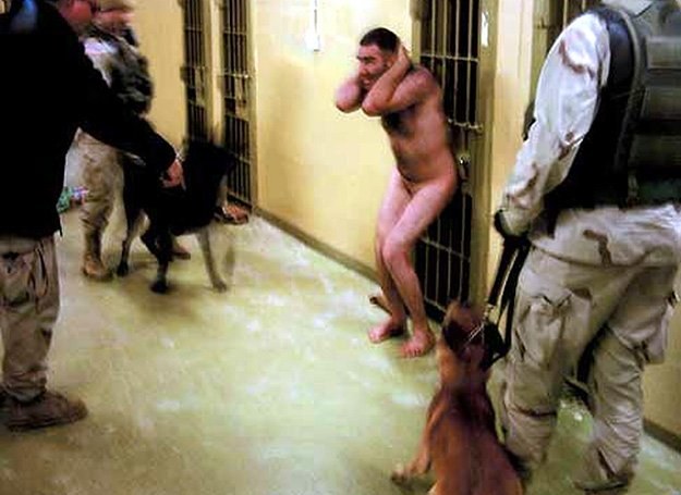 Amerykańscy żołnierze w Abu Ghraib nie poprzestawali tylko na szczuciu psami... /AFP