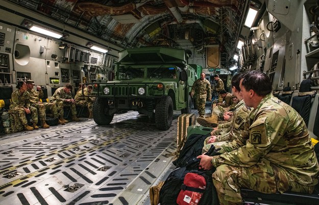 Amerykańscy żołnierze w drodze do Europy /foto: SGT. STEPHEN PEREZ/US ARMY /PAP/EPA