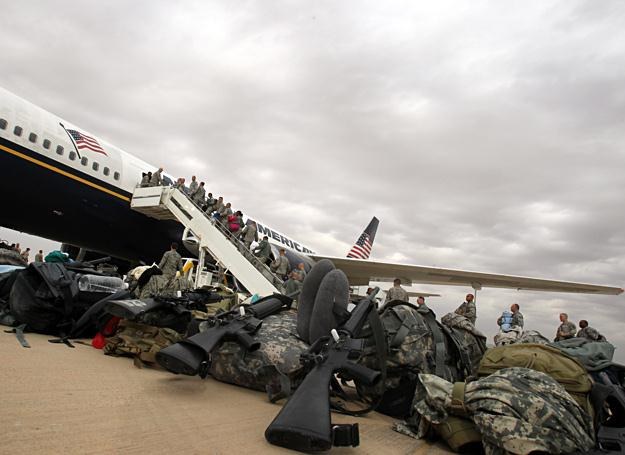 Amerykańscy żołnierze wchodzą na pokład samolotu lecącego do USA. Bagdad, 1 listopada 2011 r. /AFP