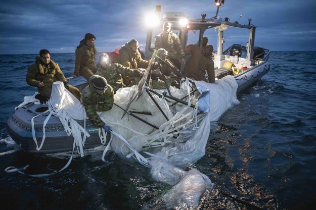 Amerykańscy żołnierze wyciągają z morza chiński balon szpiegowski, który spadł u wybrzeża Karoliny Południowej /foto: 	MC1 TYLER THOMSPON /PAP/EPA