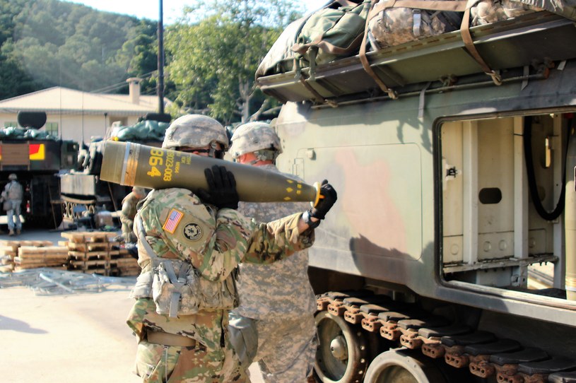 Amerykańscy żołnierze z pociskami kasetowymi /U.S. Army/Gabriel Jenko /Wikimedia