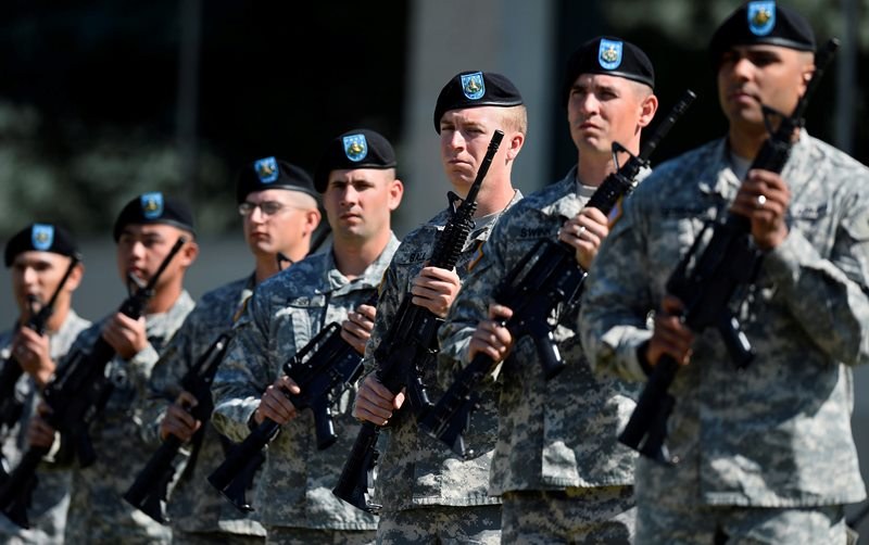 Amerykańscy żołnierze zatrzymali podejrzanego /LARRY W. SMITH /PAP/EPA