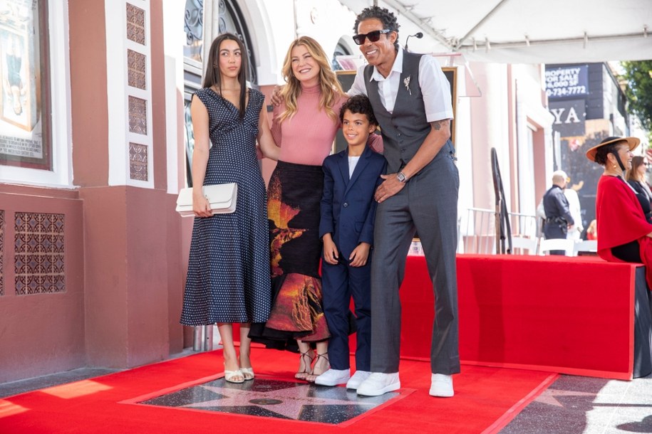 Amerykańska aktorka Ellen Pompeo z mężem Chrisem Ivery oraz córką Stellą i synem Elim /	JILL CONNELLY /PAP/EPA