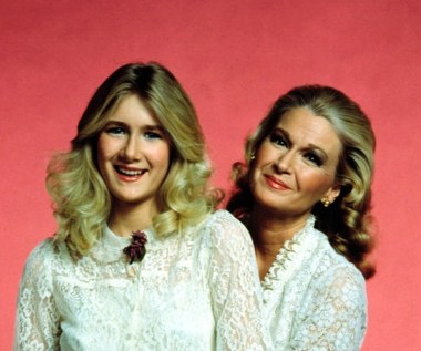 Amerykańska aktorka Laura Dern obchodzi w piątek, 10 lutego, 50 . urodziny.

Dern - córka aktorskiej pary, Diane Ladd i Bruce'a Derna (na zdjęciu z mamą) - wychowywała się w środowisku artystów związanych z branżą filmową. Ta wysoka, chuda i chorobliwie nieśmiała dziewczynka odnalazła swoją życiową drogę już jako dziewięciolatka, kiedy to zaczęła uczęszczać na kurs aktorstwa w nowojorskim Lee Strasberg Theater Institute. 