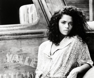 Amerykańska aktorka Lisa Bonet, była żona Lenny'ego Kravitza, obecnie pozostająca w związku małżeńskim z aktorem Jasonem Momoą, w czwartek, 16 listopada, obchodzi 50. urodziny.

Jest córką czarnoskórego śpiewaka operowego Allena Boneta i mającej żydowskie pochodzenie nauczycielki muzyki Arlene Litman. Rodzice rozwiedli się, gdy dziewczyna miała 11 lat. Od tego momentu zaczyna się jej kariera w show-biznesie. 