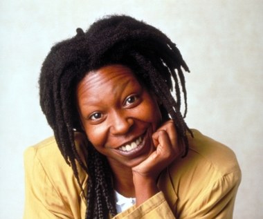 Amerykańska aktorka, satyryczka i aktywistka Whoopi Goldberg kończy w piątek, 13 listopada, 60 lat.

Widzowie na całym świecie zapamiętali ją dzięki brawurowej roli w komedii "Zakonnica w przebraniu", jednak najważniejszym momentem jej aktorskiej kariery pozostaje... porażający debiut - "Kolor purpury" Stevena Spielberga.
