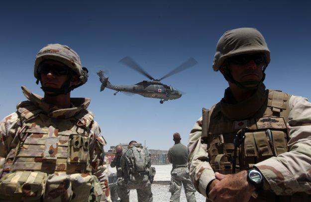 Amerykańska armia chce rozwijać dla własnych potrzeb smartfony z iOS i Androidem /AFP