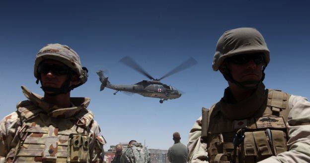 Amerykańska armia chce rozwijać dla własnych potrzeb smartfony z iOS i Androidem /AFP