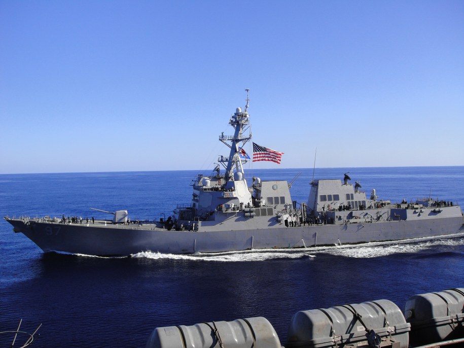 Amerykańska marynarka wojenna wpłynęła do cieśniny Ormuz bez porozumienia z Iranem /Shutterstock