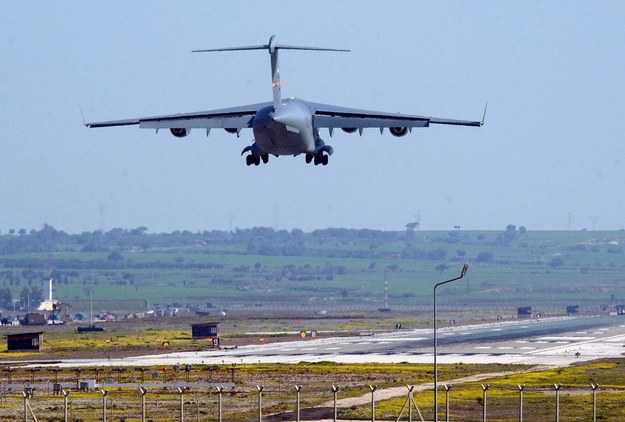 Amerykańska maszyna lądująca w bazie w Incirlik na południu Turcji (zdjęcie z 2003 roku) /VALDRIN XHEMAJ    /PAP/EPA