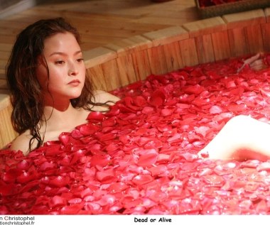 Amerykańska modelka i aktorka Devon Aoki w czwartek, 10 sierpnia, obchodzi 35. urodziny.

Córka byłego olimpijczyka, japońskiego zapaśnika Rocky'ego Aokiego i projektantki biżuterii Pameli Hilburger, karierę w show-biznesie rozpoczynała jako 13-latka od pracy w modelingu. Młodziutkiej dziewczynie pomocą służyła poznana w dzieciństwie Kate Moss.