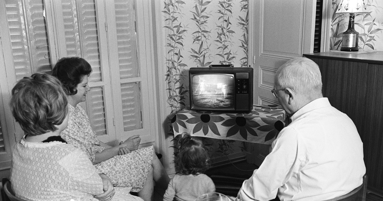 Amerykańska rodzina ogląda jak Neil Armstrong w 1969 roku spaceruje po powierzchni Księżyca /NASA/AFP /AFP